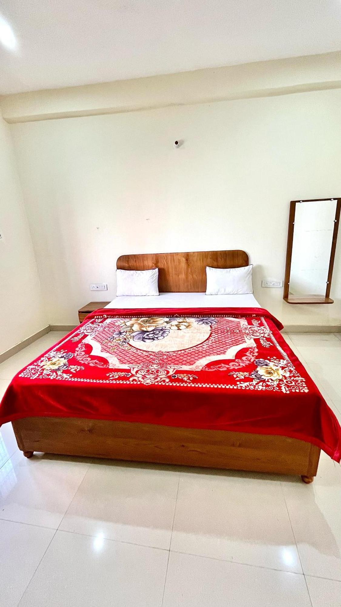 Aditya Palace โอร์ชชา ภายนอก รูปภาพ